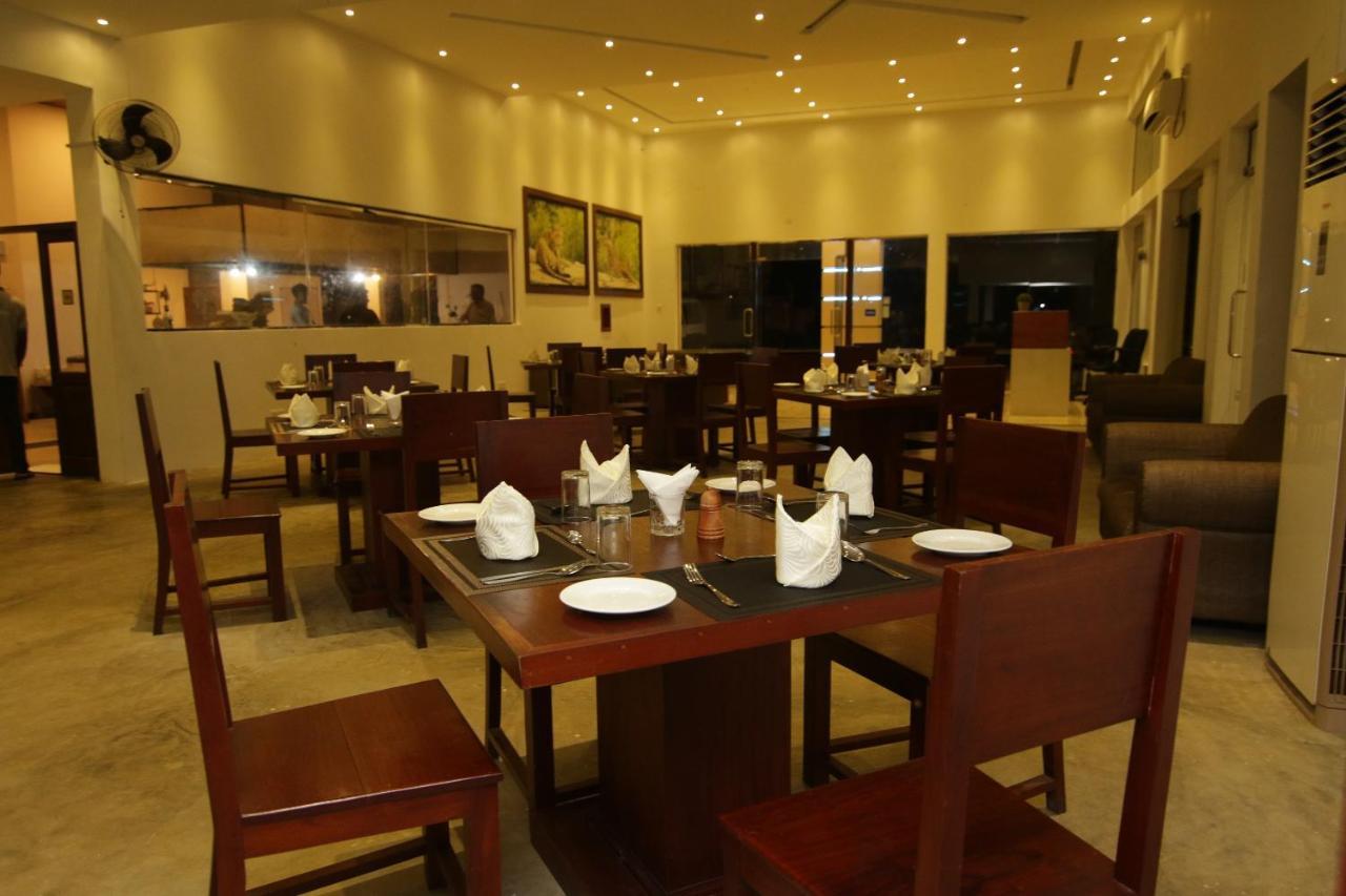 Jade Green Hotel Hambantota Extérieur photo