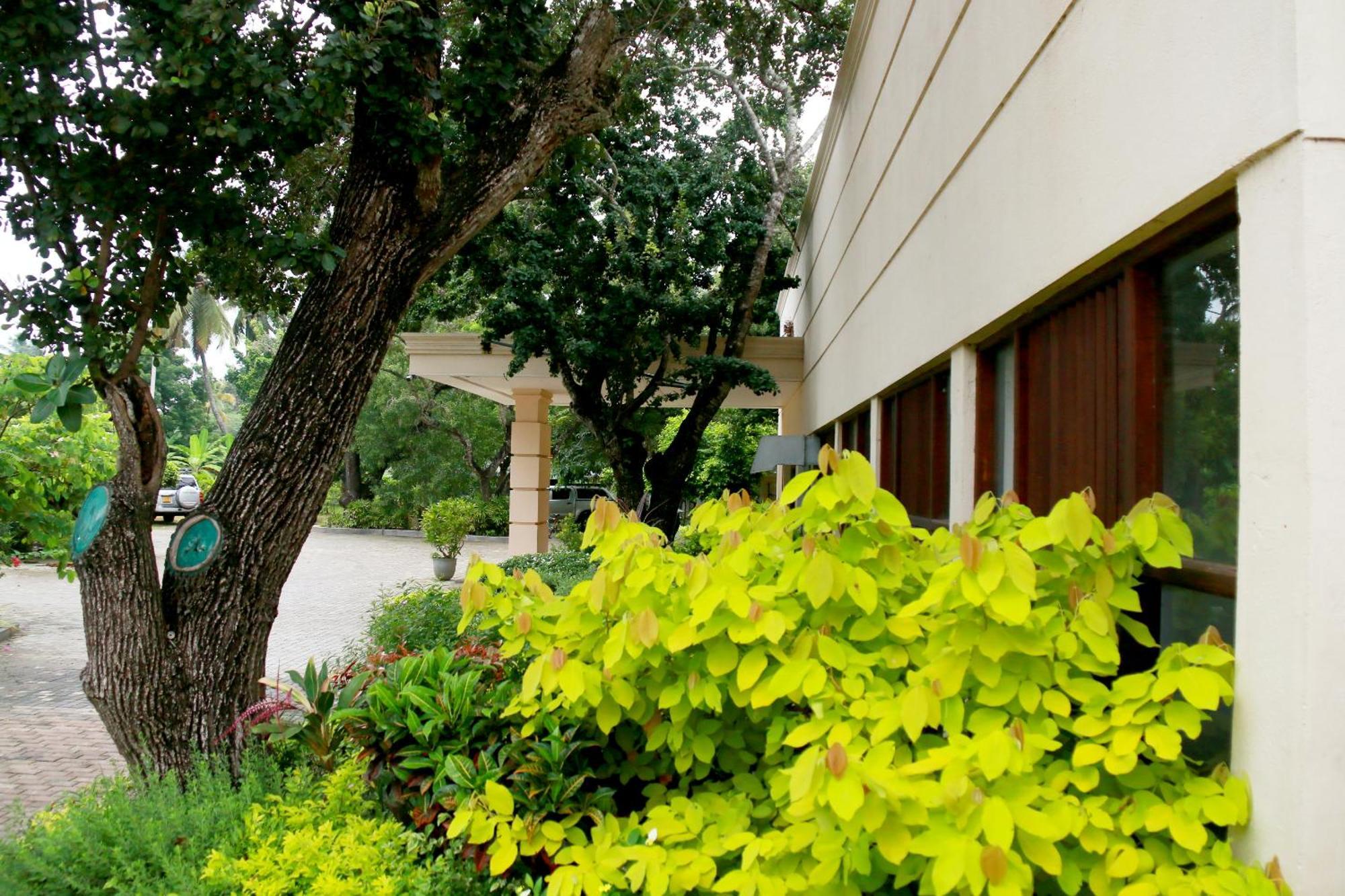 Jade Green Hotel Hambantota Extérieur photo
