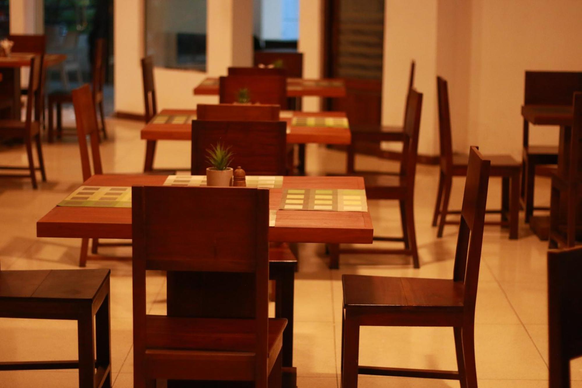 Jade Green Hotel Hambantota Extérieur photo