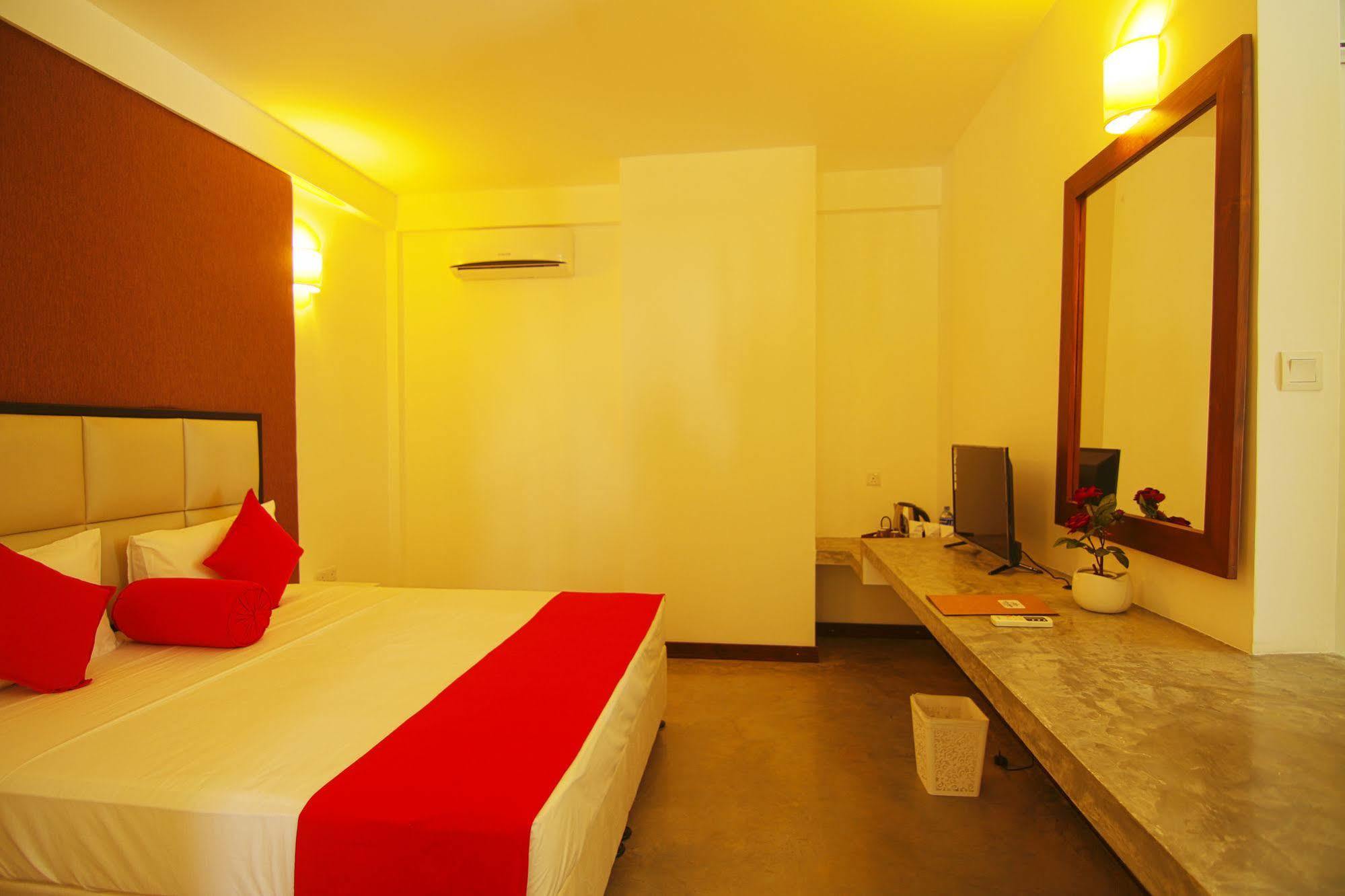Jade Green Hotel Hambantota Extérieur photo