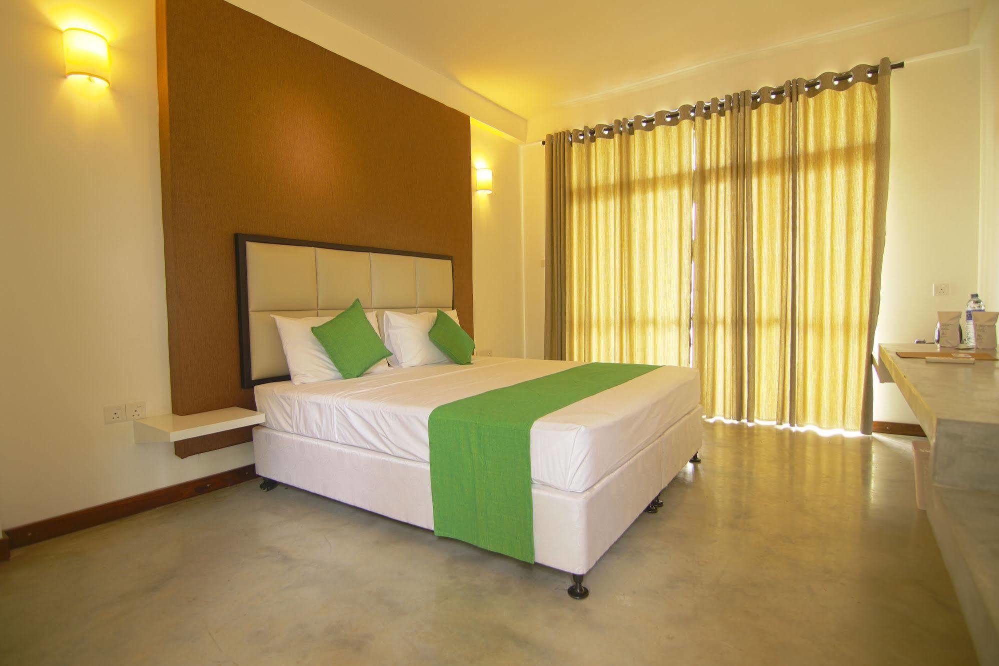 Jade Green Hotel Hambantota Extérieur photo