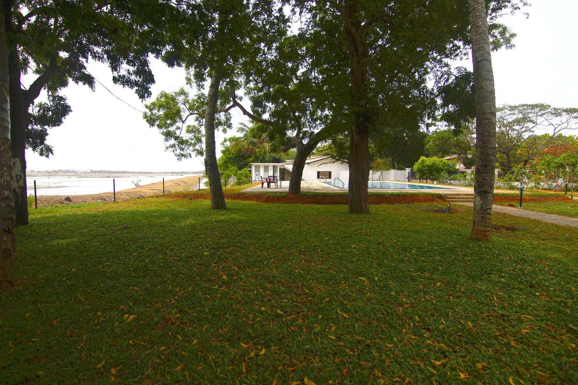 Jade Green Hotel Hambantota Extérieur photo