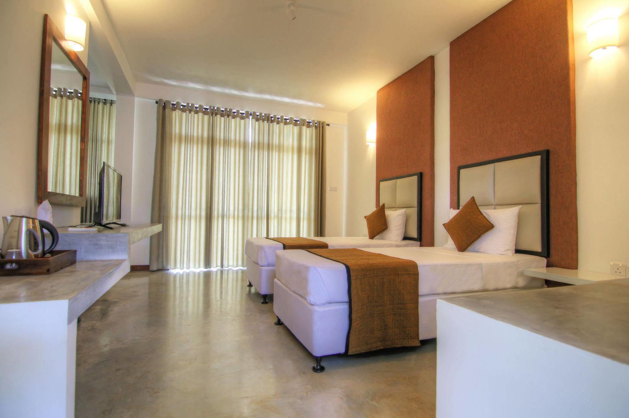 Jade Green Hotel Hambantota Extérieur photo